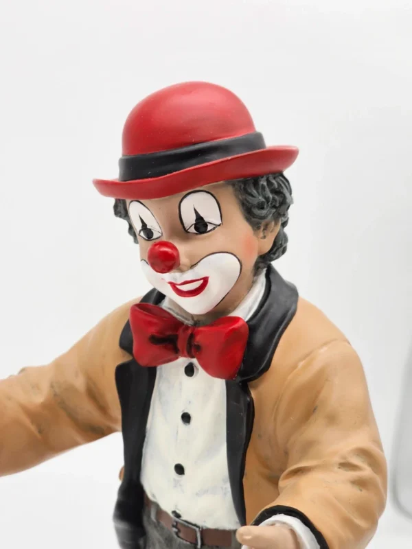 Gilde Clowns – figurka stojącego klauna w beżowej marynarce – 21 cm