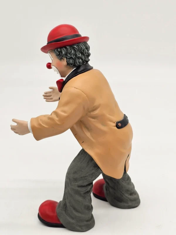 Gilde Clowns – figurka stojącego klauna w beżowej marynarce – 21 cm