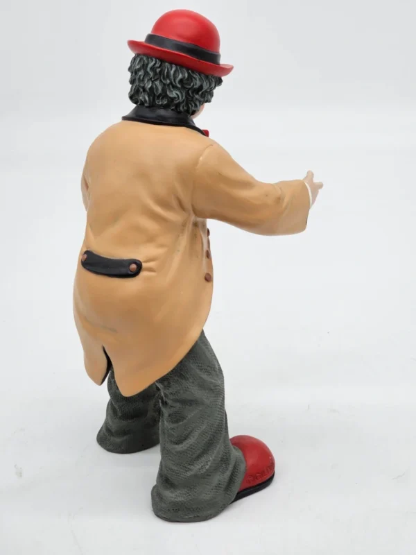 Gilde Clowns – figurka stojącego klauna w beżowej marynarce – 21 cm