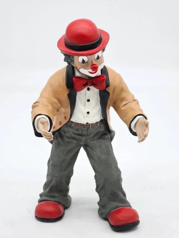 Gilde Clowns – figurka stojącego klauna w beżowej marynarce – 21 cm