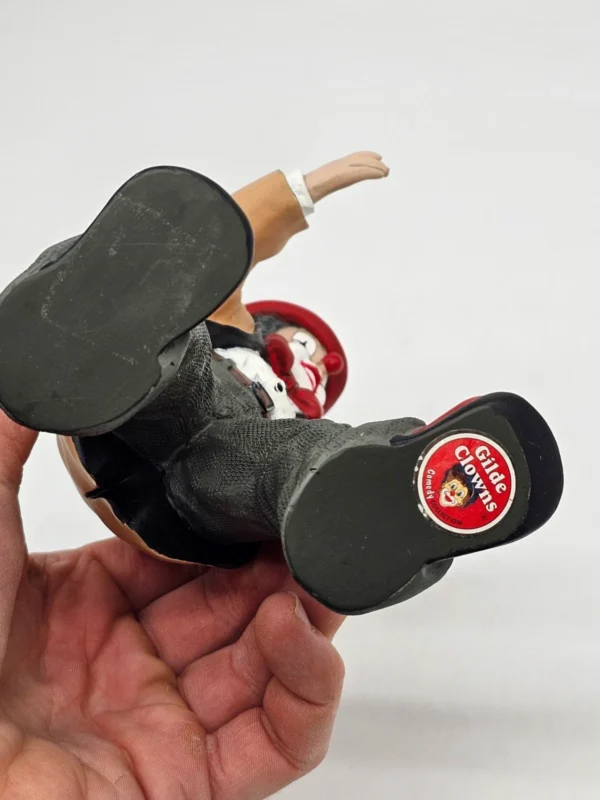 Gilde Clowns – figurka stojącego klauna w beżowej marynarce – 21 cm