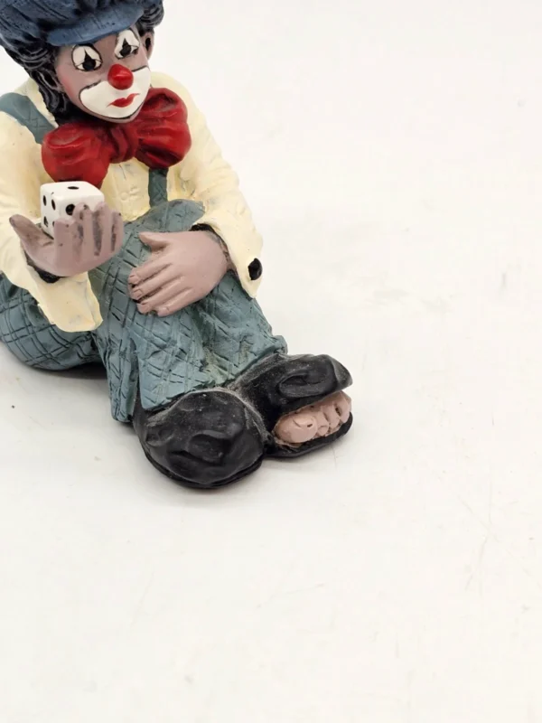 Gilde Clowns „Szczęściarz z kostką” figurka siedzącego klauna