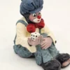 Gilde Clowns „Szczęściarz z kostką” figurka siedzącego klauna
