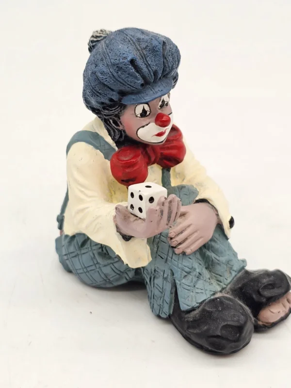 Gilde Clowns „Szczęściarz z kostką” figurka siedzącego klauna