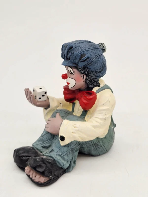 Gilde Clowns „Szczęściarz z kostką” figurka siedzącego klauna