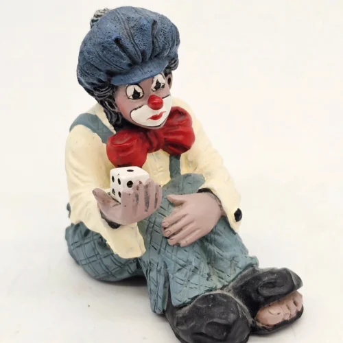 Gilde Clowns „Szczęściarz z kostką” figurka siedzącego klauna