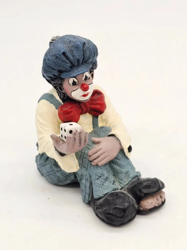 Gilde Clowns „Szczęściarz z kostką” figurka siedzącego klauna