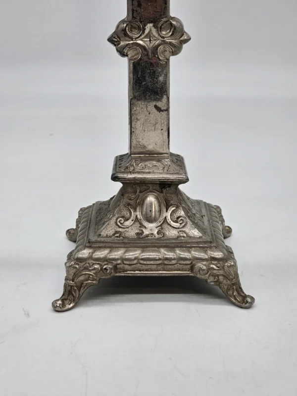 Stary krucyfiks ołtarzowy z postumentem – metal, ok. 40 cm