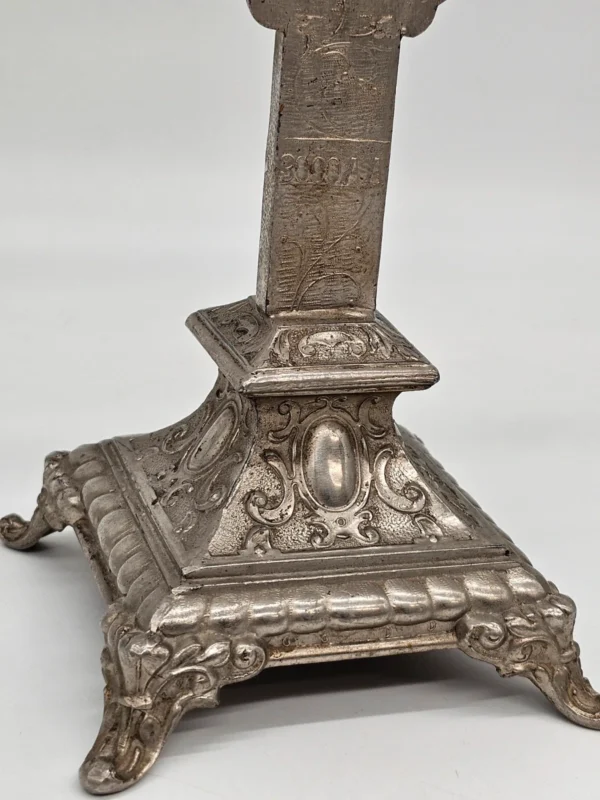 Stary krucyfiks ołtarzowy z postumentem – metal, ok. 40 cm