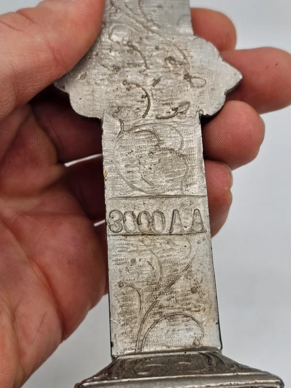 Stary krucyfiks ołtarzowy z postumentem – metal, ok. 40 cm