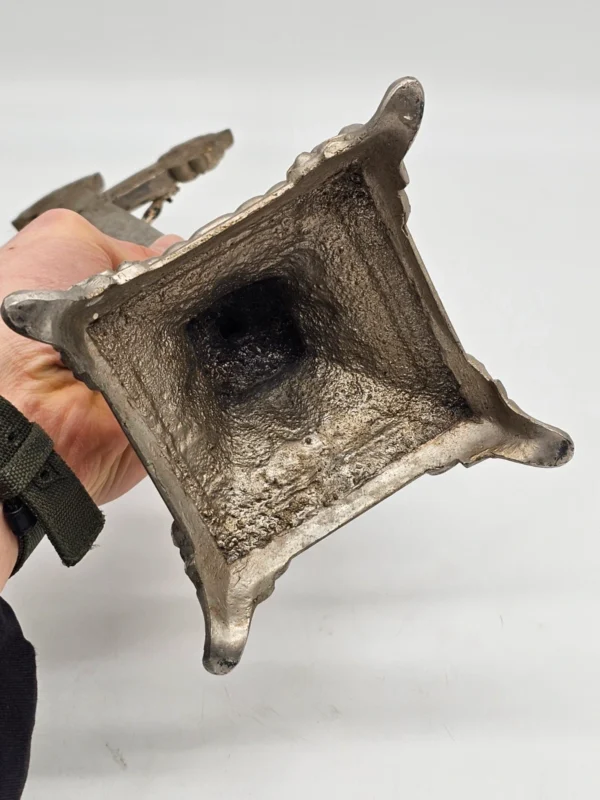 Stary krucyfiks ołtarzowy z postumentem – metal, ok. 40 cm