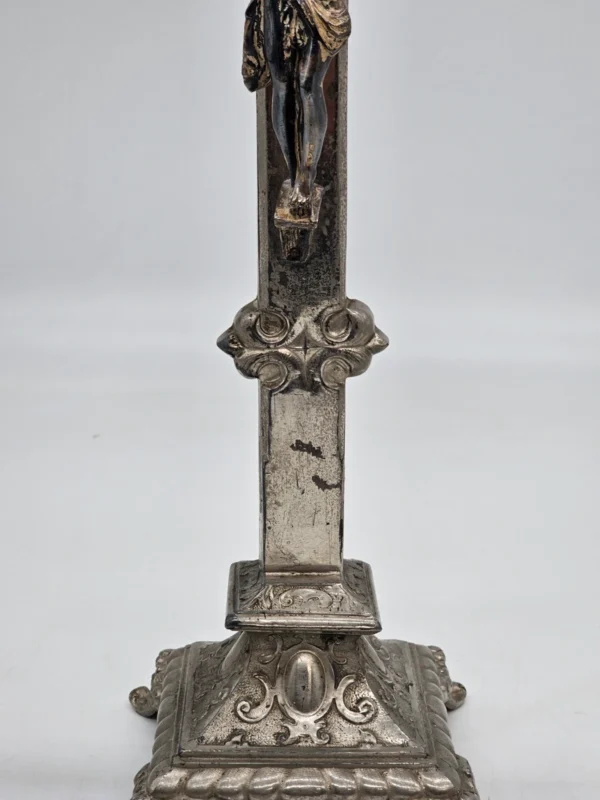 Stary krucyfiks ołtarzowy z postumentem – metal, ok. 40 cm