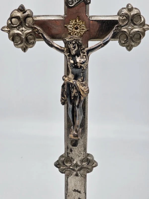 Stary krucyfiks ołtarzowy z postumentem – metal, ok. 40 cm