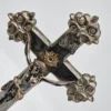Stary krucyfiks ołtarzowy z postumentem – metal, ok. 40 cm