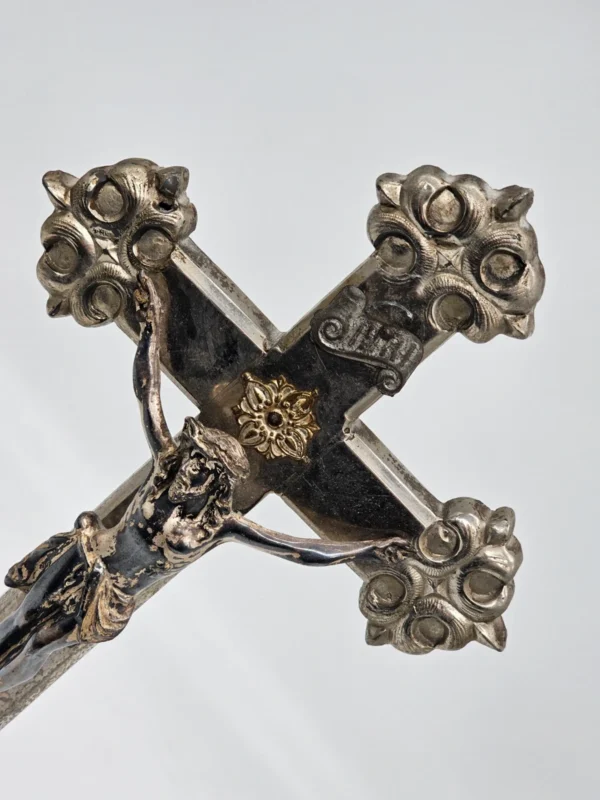 Stary krucyfiks ołtarzowy z postumentem – metal, ok. 40 cm