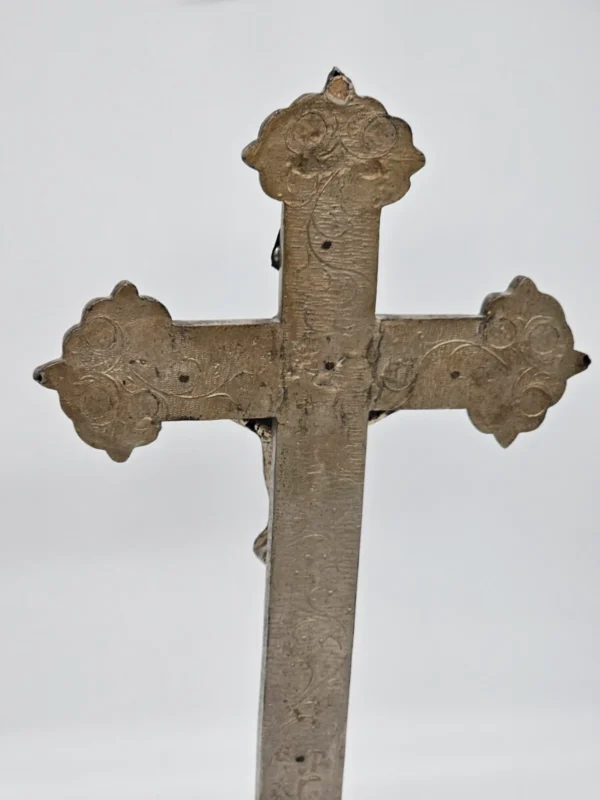 Stary krucyfiks ołtarzowy z postumentem – metal, ok. 40 cm