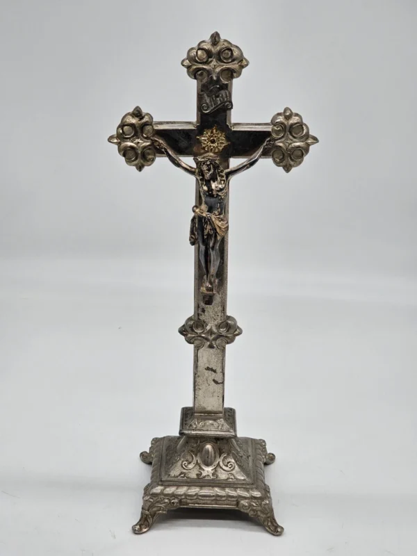 Stary krucyfiks ołtarzowy z postumentem – metal, ok. 40 cm