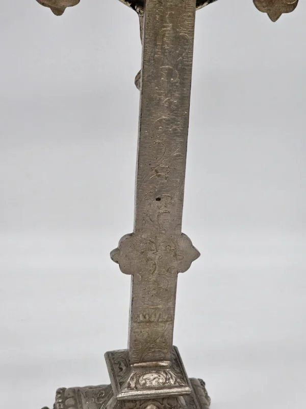 Stary krucyfiks ołtarzowy z postumentem – metal, ok. 40 cm