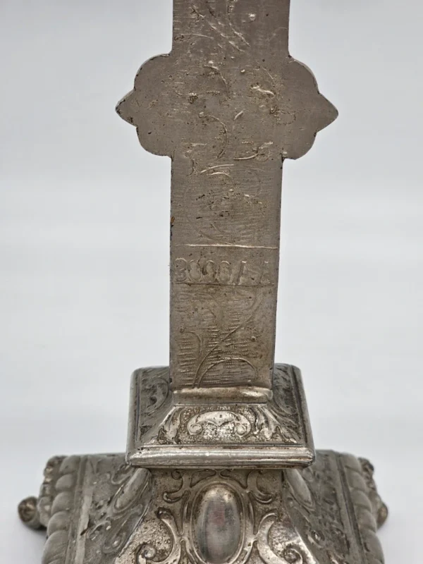 Stary krucyfiks ołtarzowy z postumentem – metal, ok. 40 cm