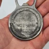 Otwieracz stylizacja renesansowa, łacina, dekoracyjny odlew z miedziowaną warstwą pod niklem