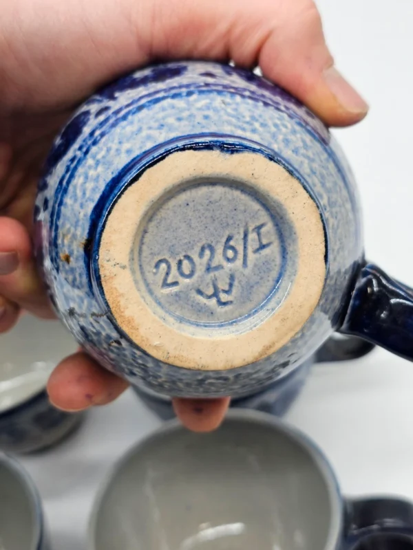 Zestaw 6 kubków Bunzlau 2026/I sygnowane, ręczne szkliwienie kobalt