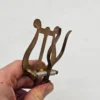 Uchwyt do nut w kształcie liry na instrument dęty mosiężny vintage