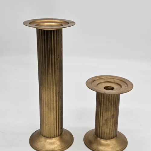 Zestaw dwóch metalowych świeczników kolumnowych, 26 cm i 14 cm