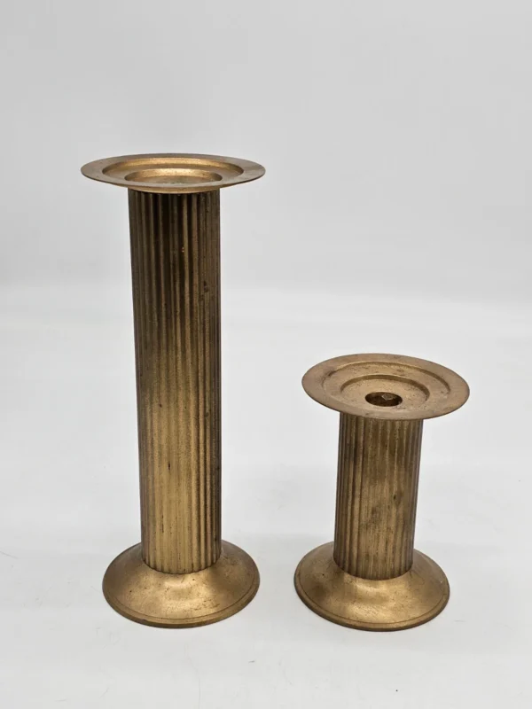 Zestaw dwóch metalowych świeczników kolumnowych, 26 cm i 14 cm