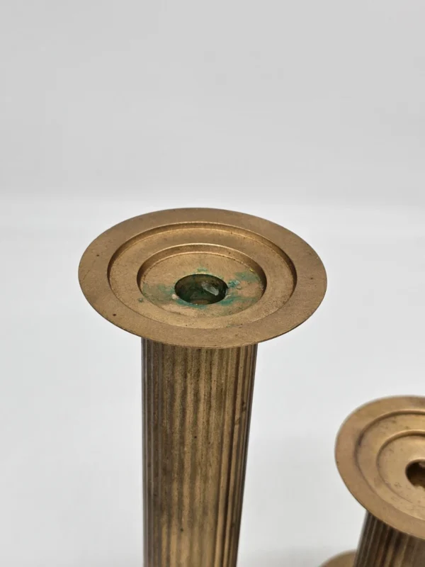 Zestaw dwóch metalowych świeczników kolumnowych, 26 cm i 14 cm
