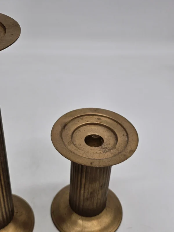 Zestaw dwóch metalowych świeczników kolumnowych, 26 cm i 14 cm