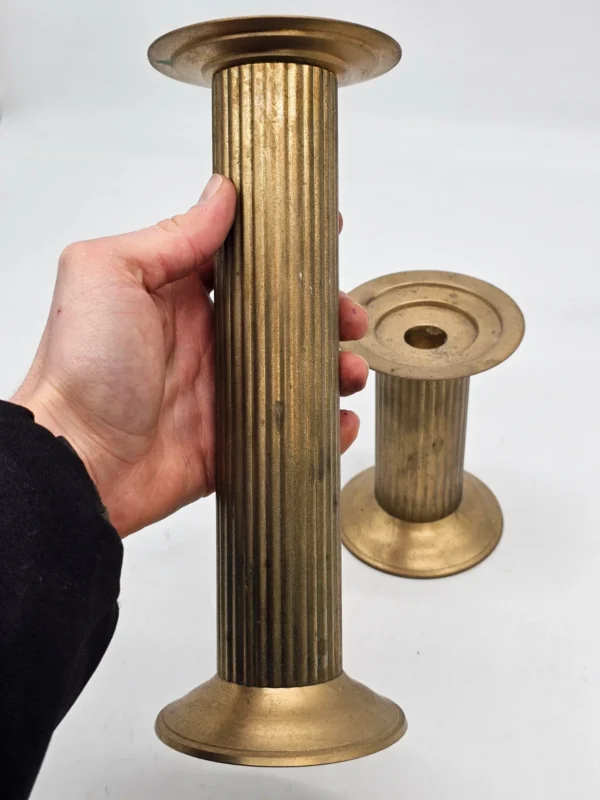 Zestaw dwóch metalowych świeczników kolumnowych, 26 cm i 14 cm