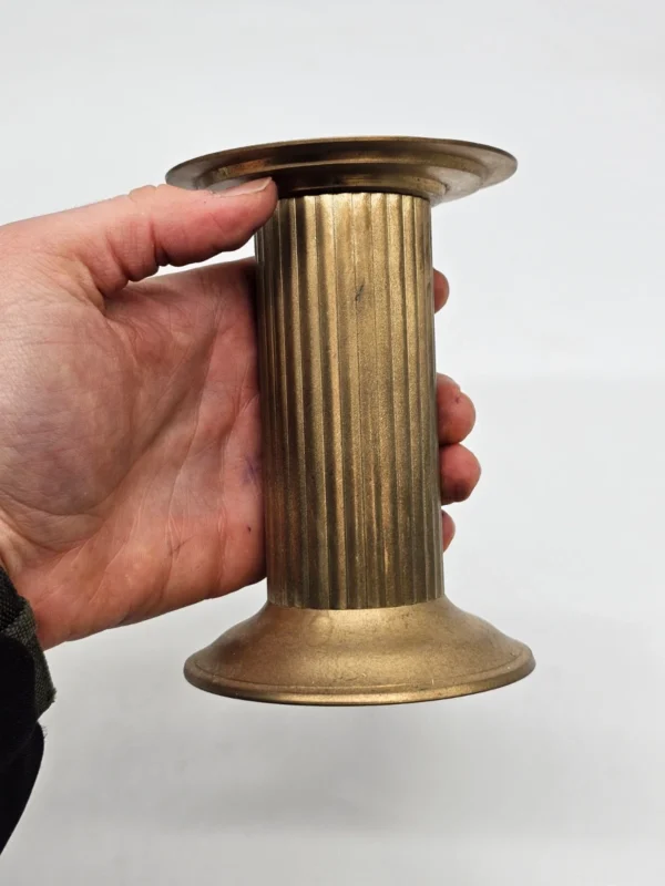 Zestaw dwóch metalowych świeczników kolumnowych, 26 cm i 14 cm
