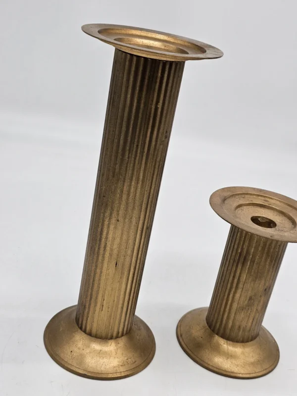 Zestaw dwóch metalowych świeczników kolumnowych, 26 cm i 14 cm