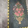 Ręcznie malowana deska dekoracyjna folk bukiet kwiatów na czarnym tle drewno 21x32 cm