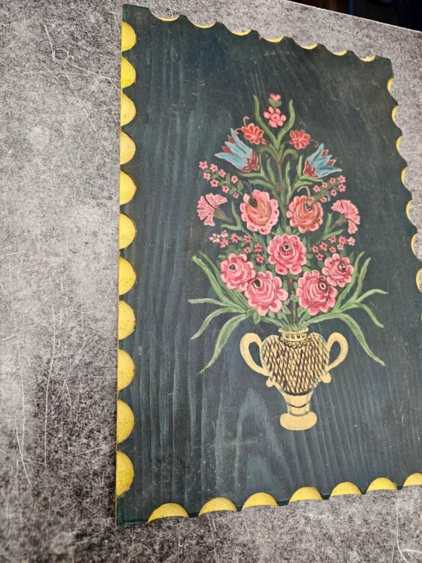 Ręcznie malowana deska dekoracyjna folk bukiet kwiatów na czarnym tle drewno 21x32 cm