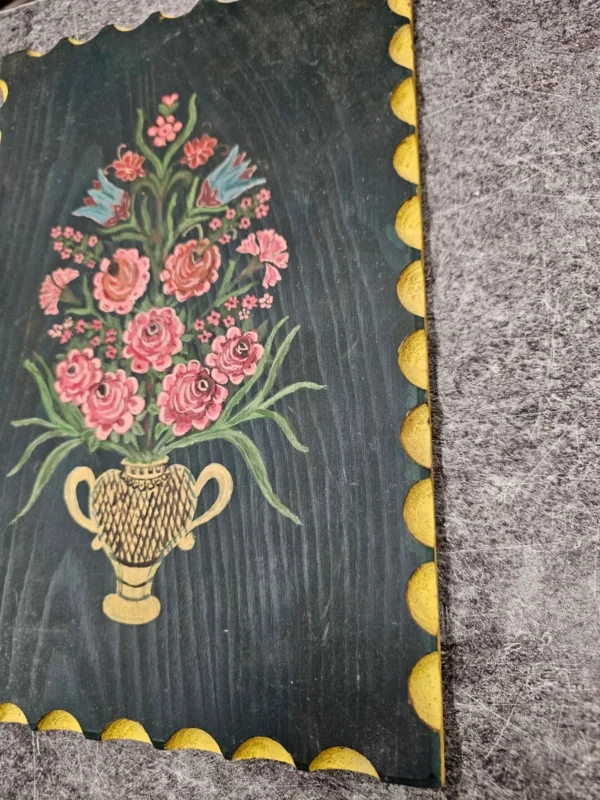 Ręcznie malowana deska dekoracyjna folk bukiet kwiatów na czarnym tle drewno 21x32 cm