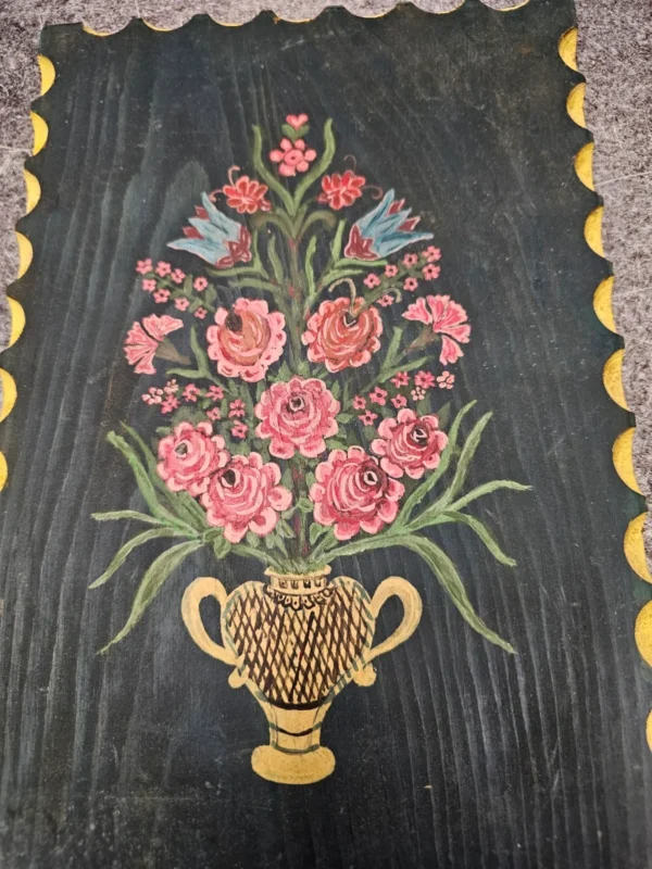 Ręcznie malowana deska dekoracyjna folk bukiet kwiatów na czarnym tle drewno 21x32 cm