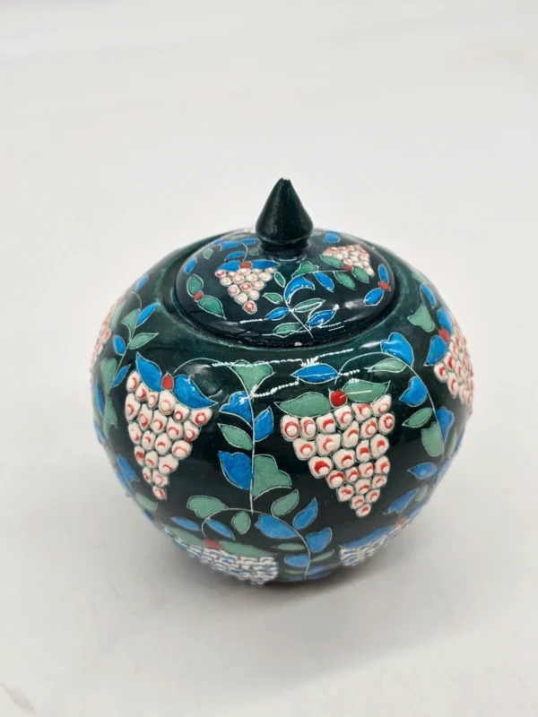 Ręcznie zdobiona ceramiczna cukiernica artystyczna grona winogron sygnowana