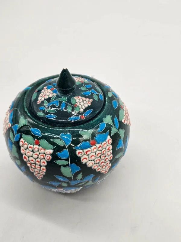Ręcznie zdobiona ceramiczna cukiernica artystyczna grona winogron sygnowana