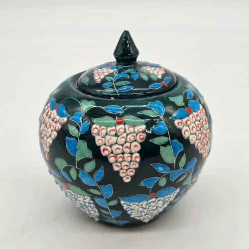 Ręcznie zdobiona ceramiczna cukiernica artystyczna grona winogron sygnowana