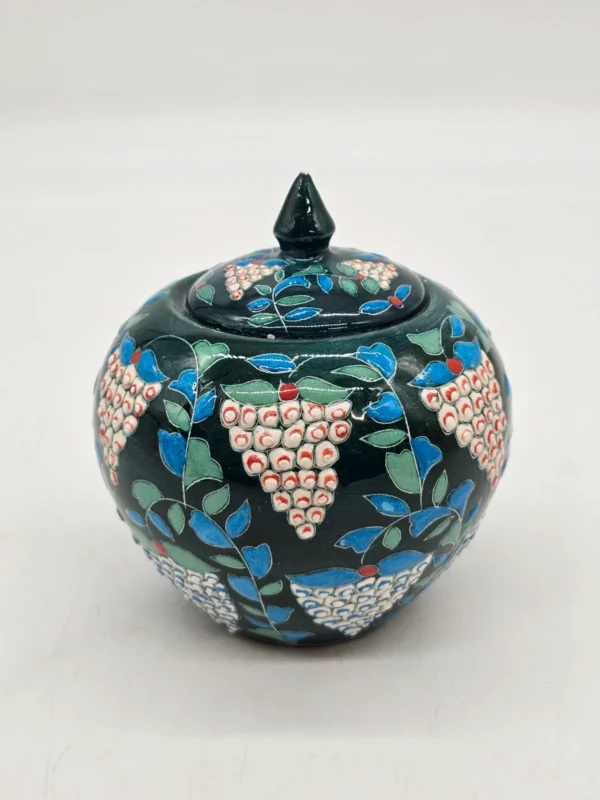 Ręcznie zdobiona ceramiczna cukiernica artystyczna grona winogron sygnowana