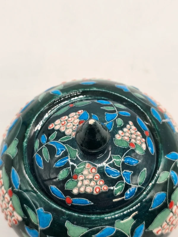 Ręcznie zdobiona ceramiczna cukiernica artystyczna grona winogron sygnowana