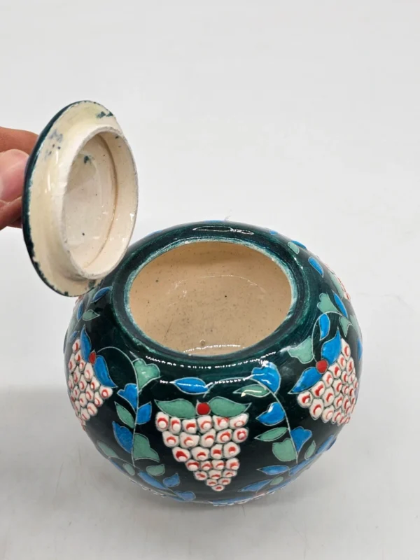 Ręcznie zdobiona ceramiczna cukiernica artystyczna grona winogron sygnowana