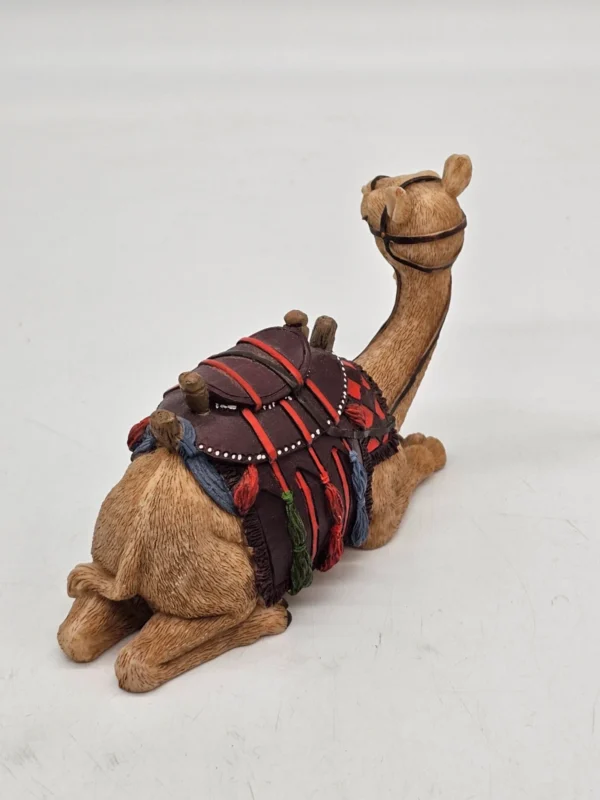Dekoracyjna figurka wielbłąda – styl orientalny, ręcznie malowana, 15 cm