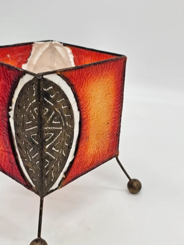 Dekoracyjny lampion świecznik metalowy z motywem liścia