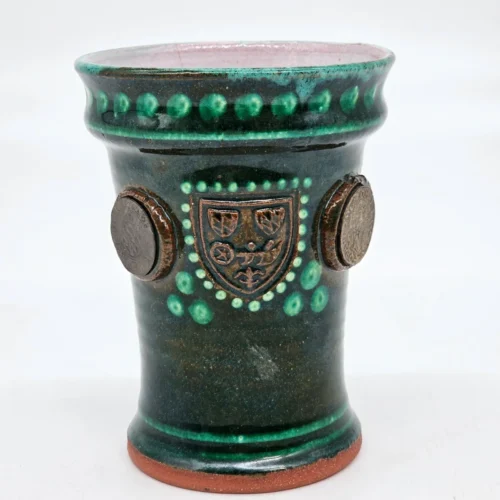 Ceramiczny kubek dekoracyjny z metalowymi monetami stylizowanymi na średniowieczne