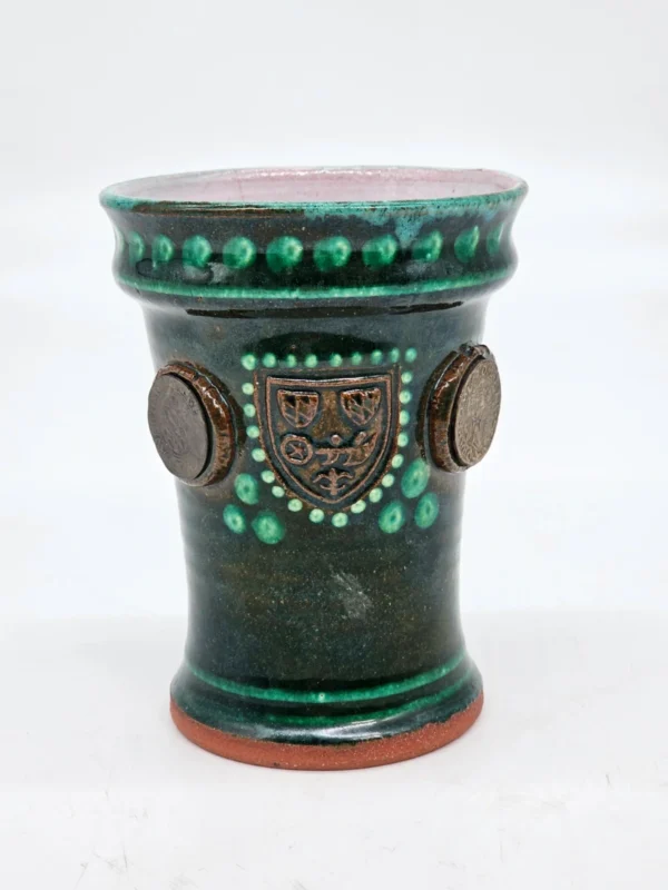 Ceramiczny kubek dekoracyjny z metalowymi monetami stylizowanymi na średniowieczne