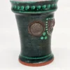 Ceramiczny kubek dekoracyjny z metalowymi monetami stylizowanymi na średniowieczne