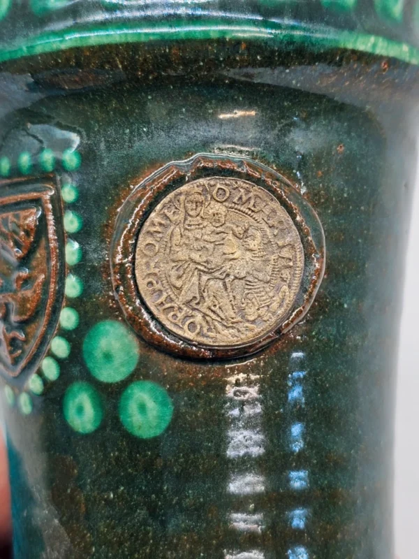 Ceramiczny kubek dekoracyjny z metalowymi monetami stylizowanymi na średniowieczne