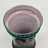 Ceramiczny kubek dekoracyjny z metalowymi monetami stylizowanymi na średniowieczne